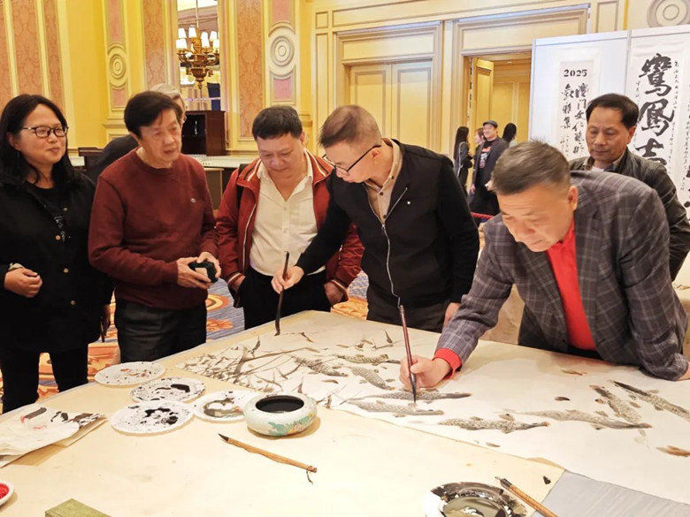 澳门的美术家、书法家们在现场即兴挥毫泼墨，以画会友，书写情谊