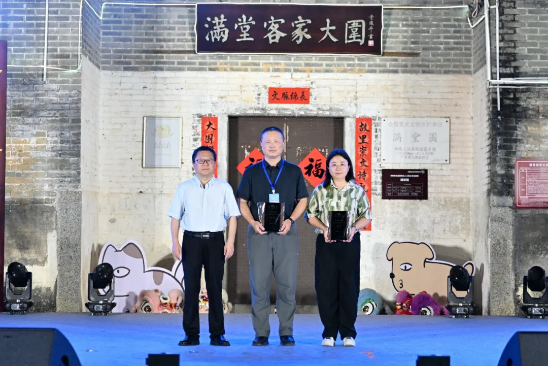 《诗刊》主编李少君为首奖获得者段维、邓辉（代领人）颁奖