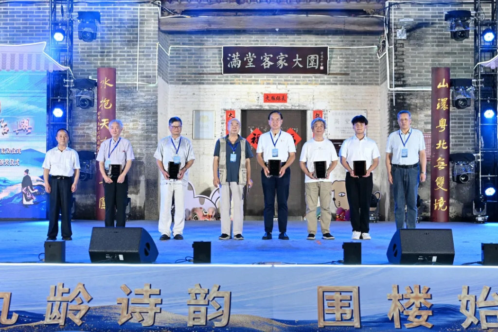 中国书籍出版社原副总编辑、北京诗词学会副会长赵安民，《中华诗词》编辑部主任卢冷夫为佳作奖获得者颁奖